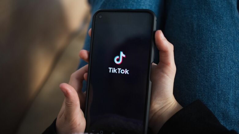 TikTok rikthehet në Shqipëri, ndalimi njëvjeçar bie pa zhurmë pas tre muajsh